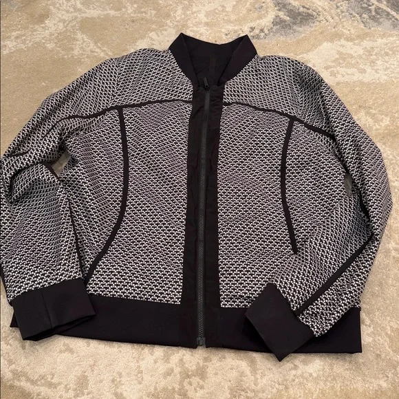 Lululemon Bomb Around Jacket *Reversible
Monochromic Black / Black Size 12 - Picture 7 of 12